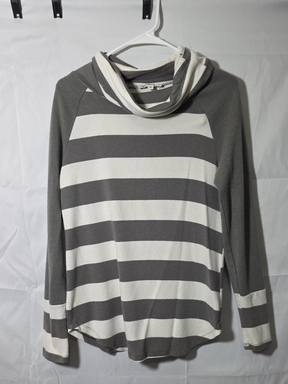 Wonderland Orange Long Sleeve Top Womens Size Small Gray & White (W748)